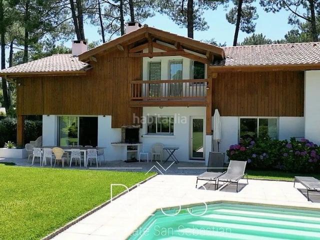 Chalet en venta en Bayonne. Venta de chalet en avenida De Marhum de 7 habitaciones con terraza y piscina. Chalets.