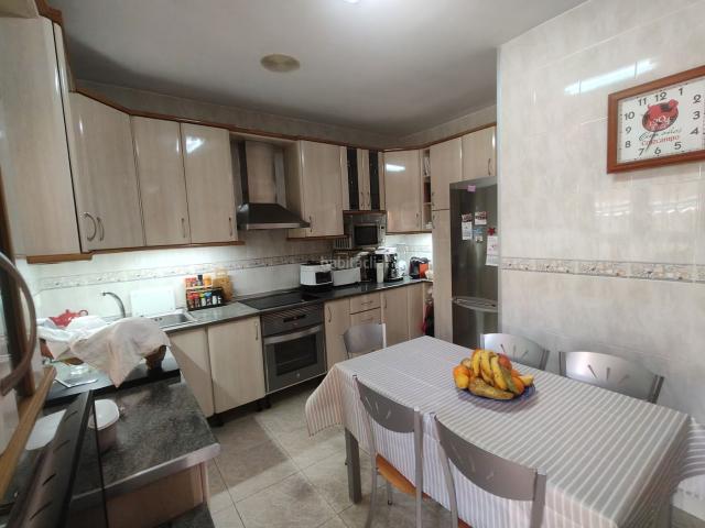 Chalet en venta en Baza. CASA CON SEMISOTANO CENTRICA. Chalets.