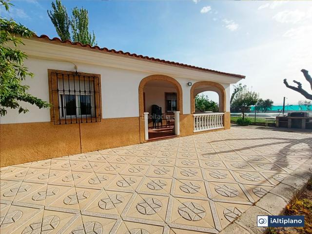 Chalet en venta en Baza. CHALET DE CAMPO CON GRAN TERRENO Y PISCINA EN BAZA GRANADA. Chalets.