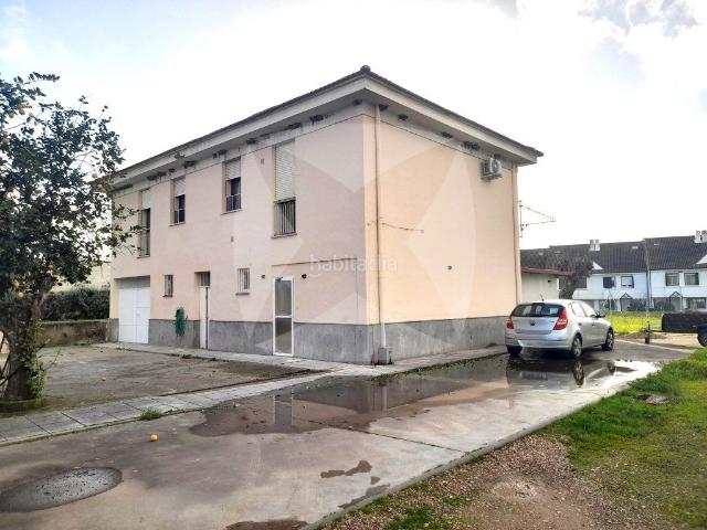 Chalet en venta en Badajoz, Avenida Elvas. CASA Y NAVE EN VENTA SOBRE UNA PARCELA DE 1.800 M2 CON PISCINA EN URB. GUADIANA. Chalets.