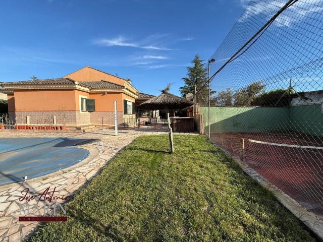 Chalet en venta en Badajoz, Carretera de Sevilla Los Montitos. CHALET CON PISCINA EN LOS MONTITOS OPORTUNIDAD ÚNICA DONDE CREAR TU SUEÑO. Chalets.