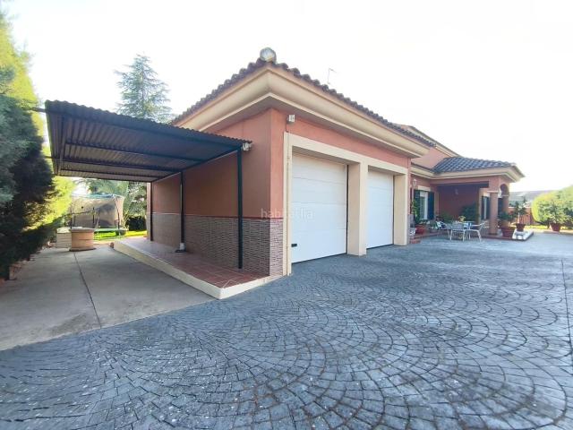 Chalet en venta en Badajoz, Carretera de Sevilla Los Montitos. CHALET EN LOS MONTITOS CON PISCINA Y PISTA DE PADEL. Chalets.
