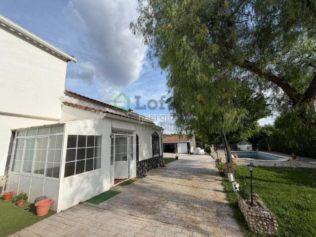 Chalet en venta en Badajoz, Dehesilla de Calamón Campomanes. CHALET CON PISCINA PRIVADA EN URB. LOS LEBRATOS. Chalets.