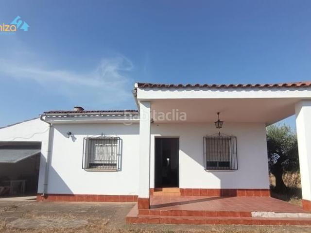 Chalet en venta en Badajoz, Las Vaguadas. CHALETS EN BUEN ESTADO DE 4 DORMITORIOS Y 2 BAÑOS CON PISCINA A 5 MINUTOS DE BADAJOZ. Chalets.