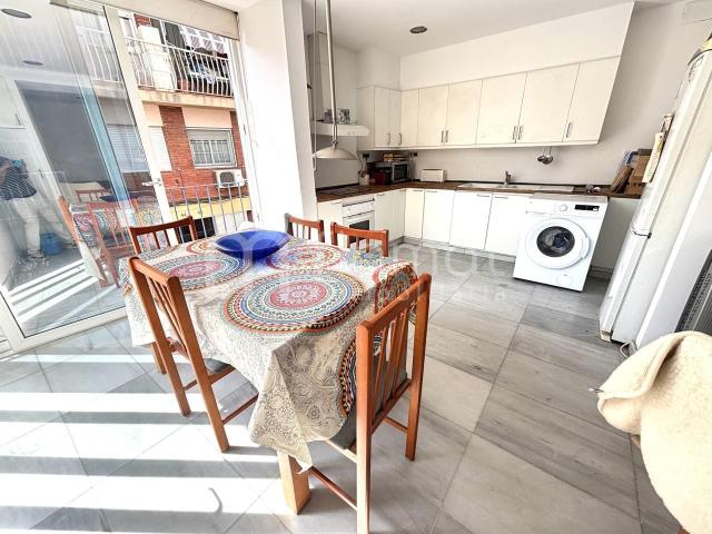 Chalet en venta en Badalona, Casagemes. EN EXCLUSVIA CHALET ESQUINERO CERCA DEL MAR. Chalets.