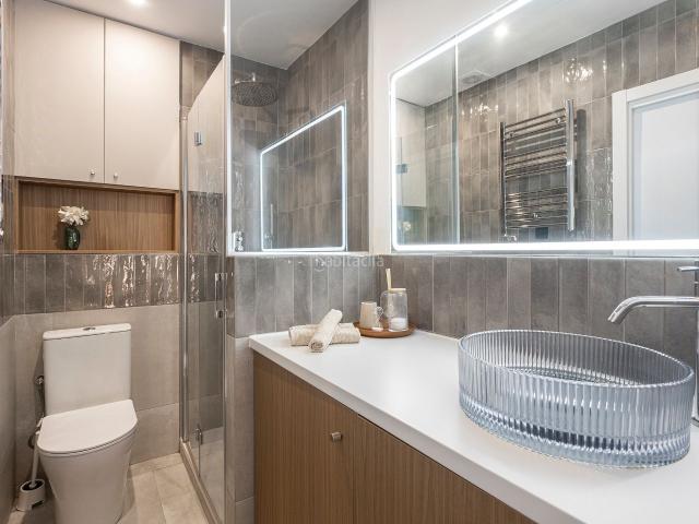 Chalet en venta en Badalona, Lloreda. Edificio unifamiliar reformado 3 plantas + terraza Parque de Montigalà. Chalets.