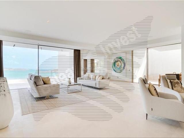 Chalet en venta en Baleares Calvià, Calvià Poble. Chalet unifamiliar en solar de 1.290m2 aprox. en 1º línea de mar con acceso privado, 617m2 aprox amplio salón comedor con chimen. Chalets.