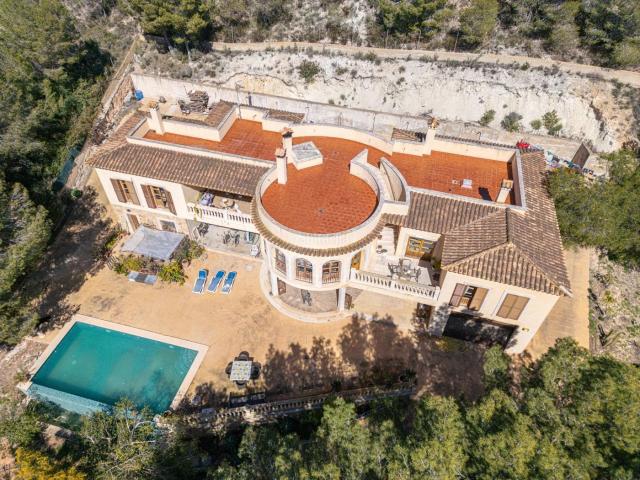 Chalet en venta en Baleares Calvià, Peguera. Chalet unifamiliar de 5 dormitorios y 5 baños, con piscina, garaje, ascensor y apartamento de invitados en Paguera Calvià. Chalets.