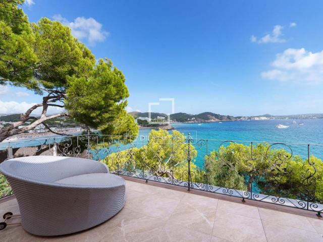 Chalet en venta en Baleares Calvià, Peguera. Villa única en primera línea de mar con acceso directo a la playa y muelle en Cala Fornells, Calviá, suroeste de Mallorca. Chalets.