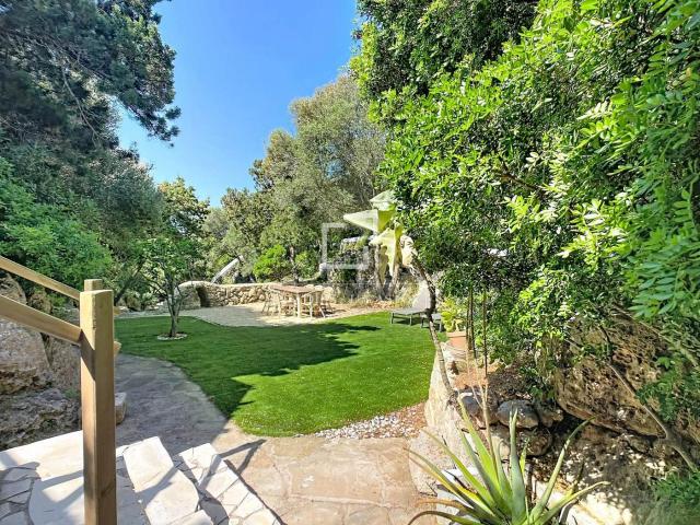 Chalet en venta en Baleares Ciutadella de Menorca, Cala en Blanes. Fantástica casa semiadosada de 5 dormitorios con 700m de jardín privado y licencia turística en venta en Ciutadella de Menorca. E.