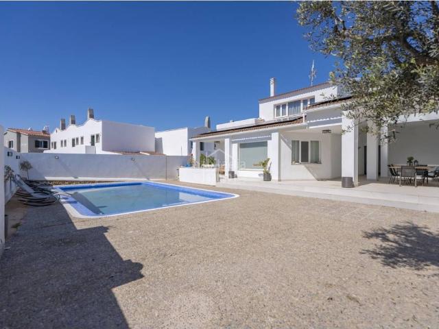 Chalet en venta en Baleares Ciutadella de Menorca, Cala en Blanes. Gran chalet con apartamento independiente, piscina y amplio garaje en Calan Blanes, Ciutadella de Menorca. Chalets Ciutadella de.