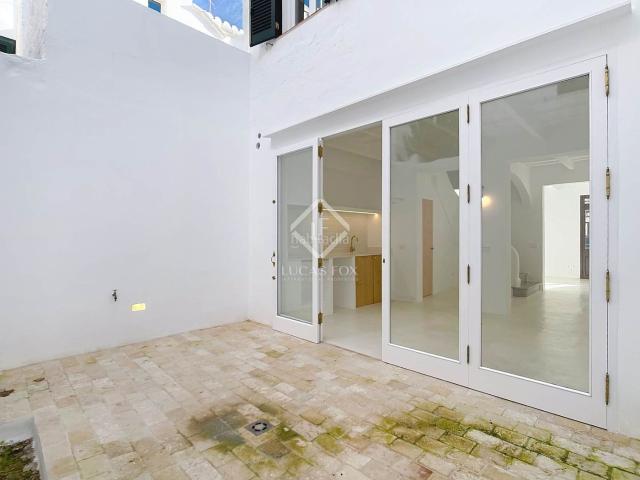 Chalet en venta en Baleares Ciutadella de Menorca, Ciutadella. Estupenda casa completamente reformada de 4 dormitorios con patio de 15 m y 25 m de terrazas en venta en el casco antiguo de Ciuta.