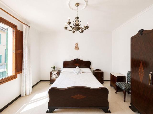 Chalet en venta en Baleares Alaró. Auténtica casa mallorquina en Alaró con patio, jardín y múltiples dependencias. Chalets.