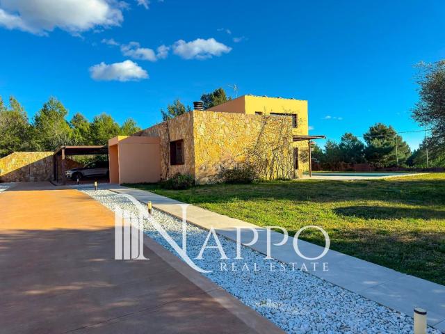 Chalet en venta en Baleares Bunyola. Villa de obra nueva con piscina en Sa Coma. Chalets.