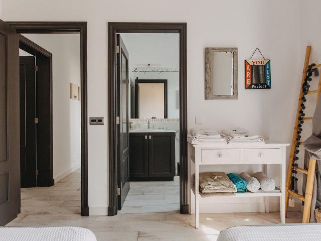 Chalet en venta en Baleares Es Castell, Trebalúger. Magnífica villa con LICENCIA TURÍSTICA que combina el encanto de una estructura clásica con un refinado diseño interior italiano. Chalets Es.