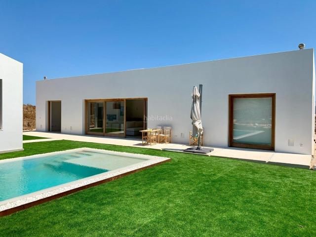 Chalet en venta en Baleares Es Mercadal, Es Mercadal Poble. Arquitectura de Autor Refugio Minimalista con Piscina de Ensueño en el Corazón de la Isla. Chalets Es.