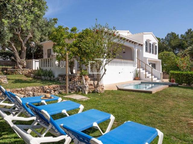 Chalet en venta en Baleares Es Mercadal, Punta Grossa. Estupenda villa de estilo mediterráneo de 4 dormitorios con piscina y licencia turística en venta, en Punta Grossa, Es Mercadal. Chalets Es.