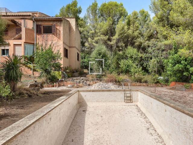 Chalet en venta en Baleares Esporles. Casa con piscina, vistas a la Serra de Tramuntana y gran potencial en venta en Esporles. Chalets.