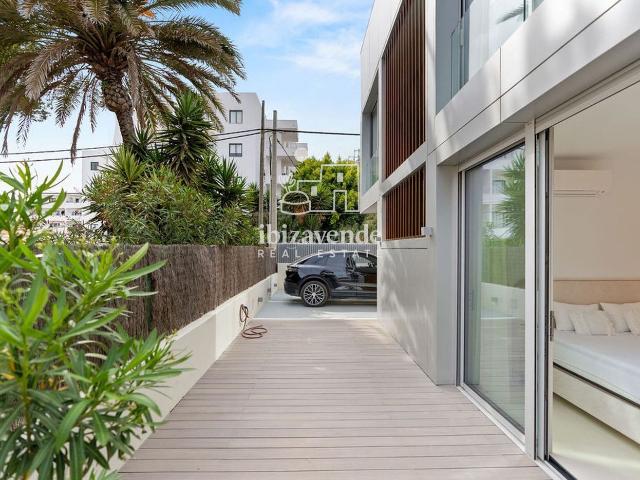 Chalet en venta en Baleares Ibiza, Ses Figueretes Platja d'en Bossa Cas Serres. Moderna villa de lujo en Playa den Bossa con acceso directo al mar. Chalets.