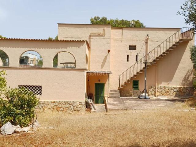 Chalet en venta en Baleares Llucmajor, Cala Blava Bellavista. VILLA DE 7 HABITACIONES CON GARAJE Y GRAN TERRENO ARBOLADO CON VISTAS AL MAR EN CALA BLAVA. Chalets.