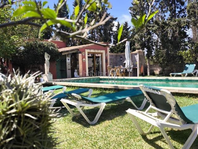 Chalet en venta en Baleares Llucmajor, Llucmajor Interior. Exclusiva finca rústica con licencia vacacional, tres viviendas independientes, piscina climatizada y parque zoológico autorizado. Chalets.
