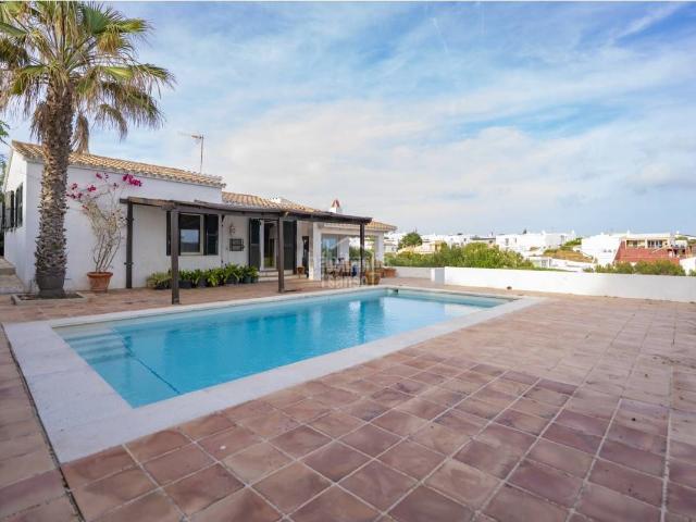 Chalet en venta en Baleares Maó Mahón, Cala Llonga Sa Mesquida. Encantador chalet mediterráneo con vistas al mar y piscina privada en Cala Llonga, Menorca. Chalets Maó.