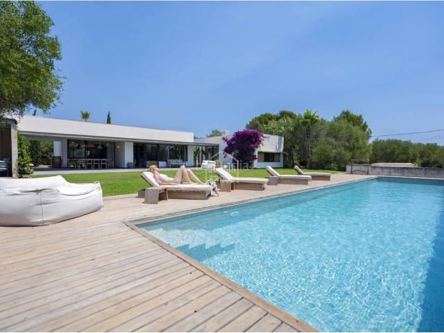 Chalet en venta en Baleares Maó Mahón, Llucmaçanes. Bonnin Sanso ofrece en exclusiva una finca contemporánea donde arquitectura y naturaleza conviven en perfecta armonía. Llucmesanes. Chalets Maó.