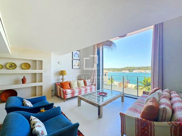 Chalet en venta en Baleares Maó Mahón, Tanques del Carme Fort de l´Eau. Exclusiva villa lujosa en Primera línea de Mar del Puerto de Mahón de 4 dormitorios dobles, ascensor y piscina en venta.