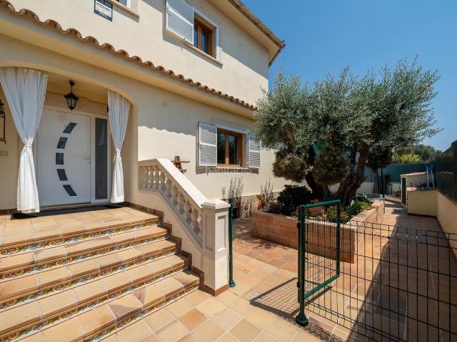 Chalet en venta en Baleares Marratxí, Pont D´Inca. Oportunidad FAMILIASUnifamiliar bañado por el sol haciendo esquina con piscina y garaje y 4 dormitorios. Chalets.