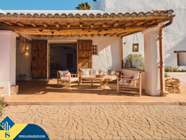 Chalet en venta en Baleares Sant Antoni de Portmany. Villa con piscina, Islas Baleares, Ibiza. 7 habitaciones 878 m² 10 kilómetros al mar. Chalets Sant Antoni de.