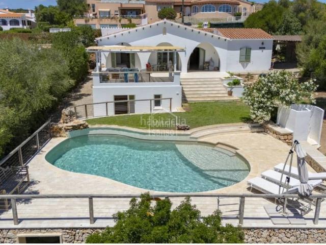 Chalet en venta en Baleares Sant Lluís, Biniancolla Punta Prima. Villa excepcional orientada al sur con vistas al mar en Punta Prima, Menorca. Chalets Sant.