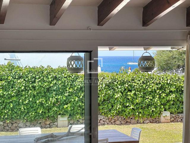 Chalet en venta en Baleares Sant Lluís, Cap d´en Font Binissafúller. Preciosa villa de 4 dormitorios exquisitamente reformada con piscina y licencia turística en venta, en Sant LLuís. Exclusiva de L.