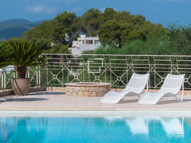 Chalet en venta en Baleares Santa Eulària, Can Furnet. Casa villa en excelentes condiciones de 7 dormitorios con 220m terraza en venta en Ibiza ciudad. Chalets Santa.