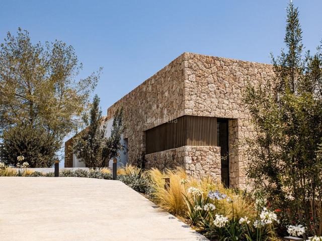 Chalet en venta en Baleares Santa Eulària, Can Furnet. Villa de lujo de 4 dormitorios y 5 baños con vistas al golf. Roca Llisa, Ibiza. Chalets Santa.