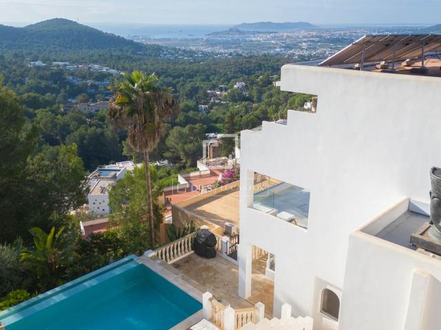 Chalet en venta en Baleares Santa Eulària, Can Furnet. Villa de 4 dormitorios con espectaculares vistas a Dalt Vila en venta en exclusiva con Lucas Fox. Chalets Santa.