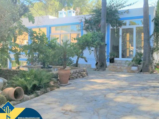 Chalet en venta en Baleares Santa Eulària, Jesús. Villa con piscina, Islas Baleares, Ibiza. 6 habitaciones 400 m² 2,5 kilómetros al mar. Chalets Santa.