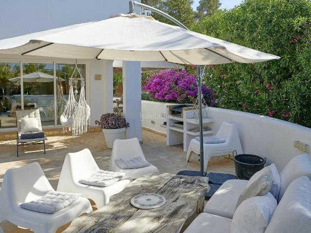 Chalet en venta en Baleares Santa Eulària, Santa Eulària des Riu. Elegante villa en Siesta con licencia turística y piscina infinity. Chalets Santa.