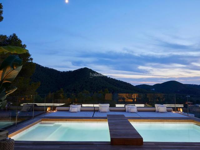 Chalet en venta en Baleares Santa Eulària, Santa Eulària des Riu. Llamativa villa contemporánea en Cala Llonga, perfectamente integrada en la naturaleza. Chalets Santa.