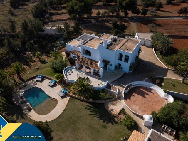 Chalet en venta en Baleares Santa Eulària, Santa Eulària des Riu. Villa con piscina, Islas Baleares, Ibiza. 7 habitaciones 665 m² 1 kilómetro al mar. Chalets Santa.