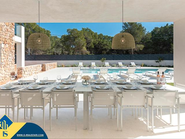 Chalet en venta en Baleares Santa Eulària, Santa Eulària des Riu. Villa con piscina, Islas Baleares, Ibiza. 5 habitaciones 400 m² 1 kilómetro al mar. Chalets Santa.