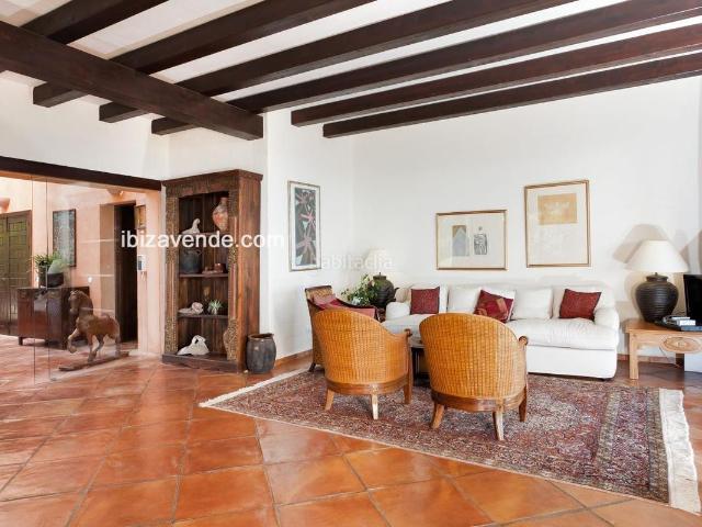 Chalet en venta en Baleares Santa Eulària, Santa Eulària des Riu. Villa de lujo en lo alto de las montañas con vistas panorámicas al mar y el paisaje. Chalets Santa.