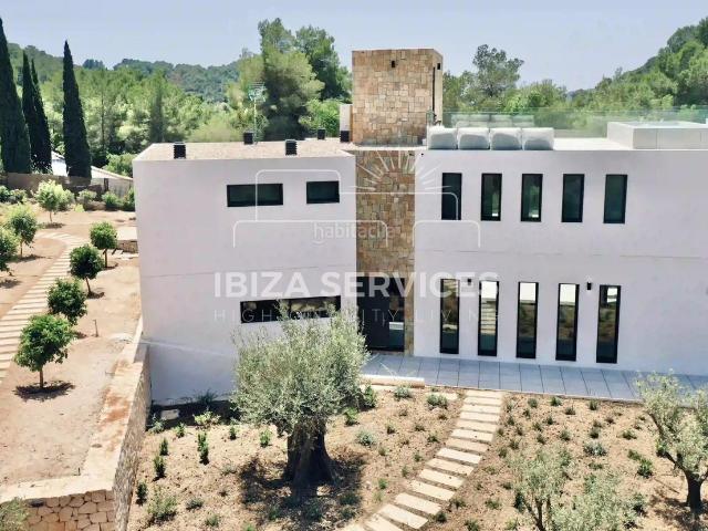 Chalet en venta en Baleares Santa Eulària, Roca Llisa. Villa exclusiva lista para entrar a vivir en una urbanización privada y segura para comprar. Chalets Santa.