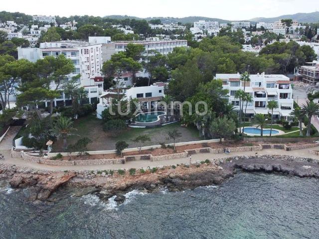 Chalet en venta en Baleares Santa Eulària, Santa Eulària des Riu. Villa en primera línea con vistas al mar. Chalets Santa.
