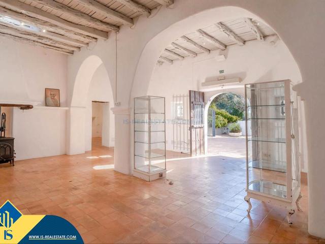 Chalet en venta en Baleares Santa Eulària, Santa Gertrudis. Casa con terraza, Islas Baleares, Ibiza. 2 habitaciones 499 m² 10 kilómetros al mar. Chalets Santa.