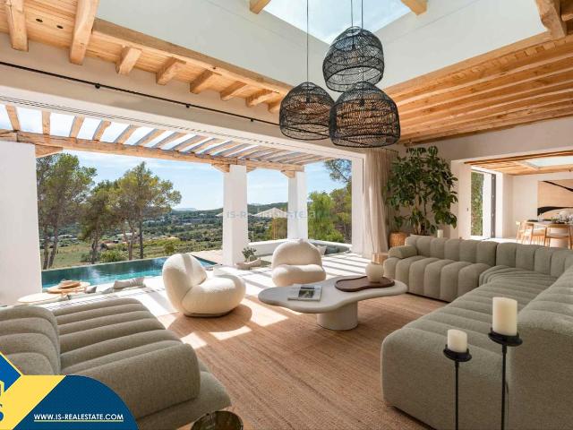Chalet en venta en Baleares Santa Eulària, Santa Gertrudis. Villa con piscina, Islas Baleares, Ibiza. 5 habitaciones 350 m² 9 kilómetros al mar. Chalets Santa.