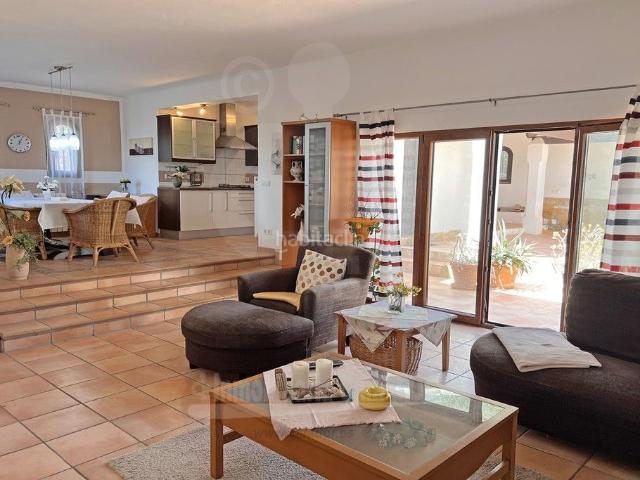 Chalet en venta en Baleares Santanyí, Cala d´Or. Villa con patio en solar esquinero de Cala Llonga. Chalets.