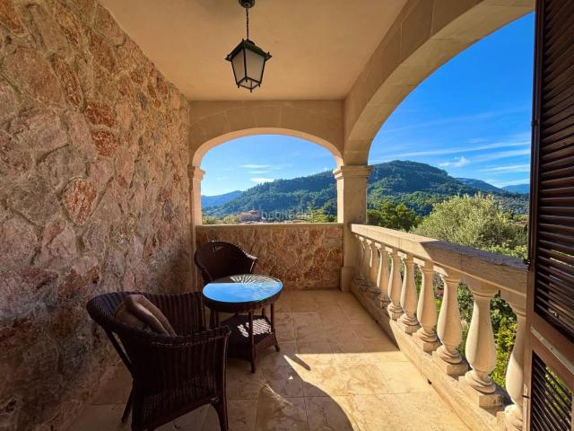 Chalet en venta en Baleares Valldemosa. Villa mediterránea con vistas panorámicas a la Serra de Tramuntana, al mar y al pueblo de Valldemossa. Chalets.