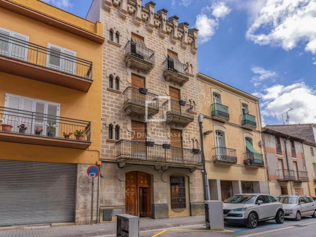 Chalet en venta en Banyoles. Casa Histórica de Principios del Siglo XX en venta en el Centro de Banyoles. Chalets.