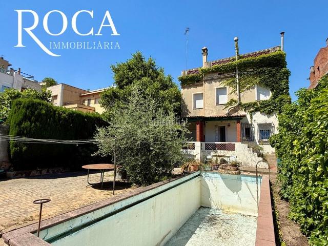 Chalet en venta en Barcelona, La Font d´en Fargues. Casa de estilo colonial a 4 vientos con piscina, jardín y párquing. Chalets.