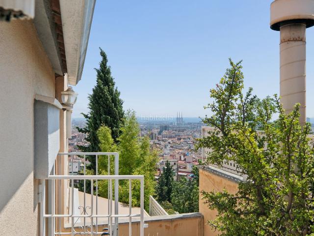 Chalet en venta en Barcelona, La Font d´en Fargues. Chalet independiente con terraza y vistas panorámicas a Barcelona y al mar. Chalets.